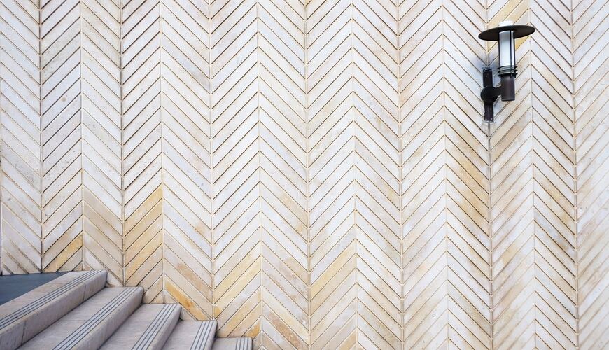 Memasang Lantai Parket Pola Herringbone pada Dinding